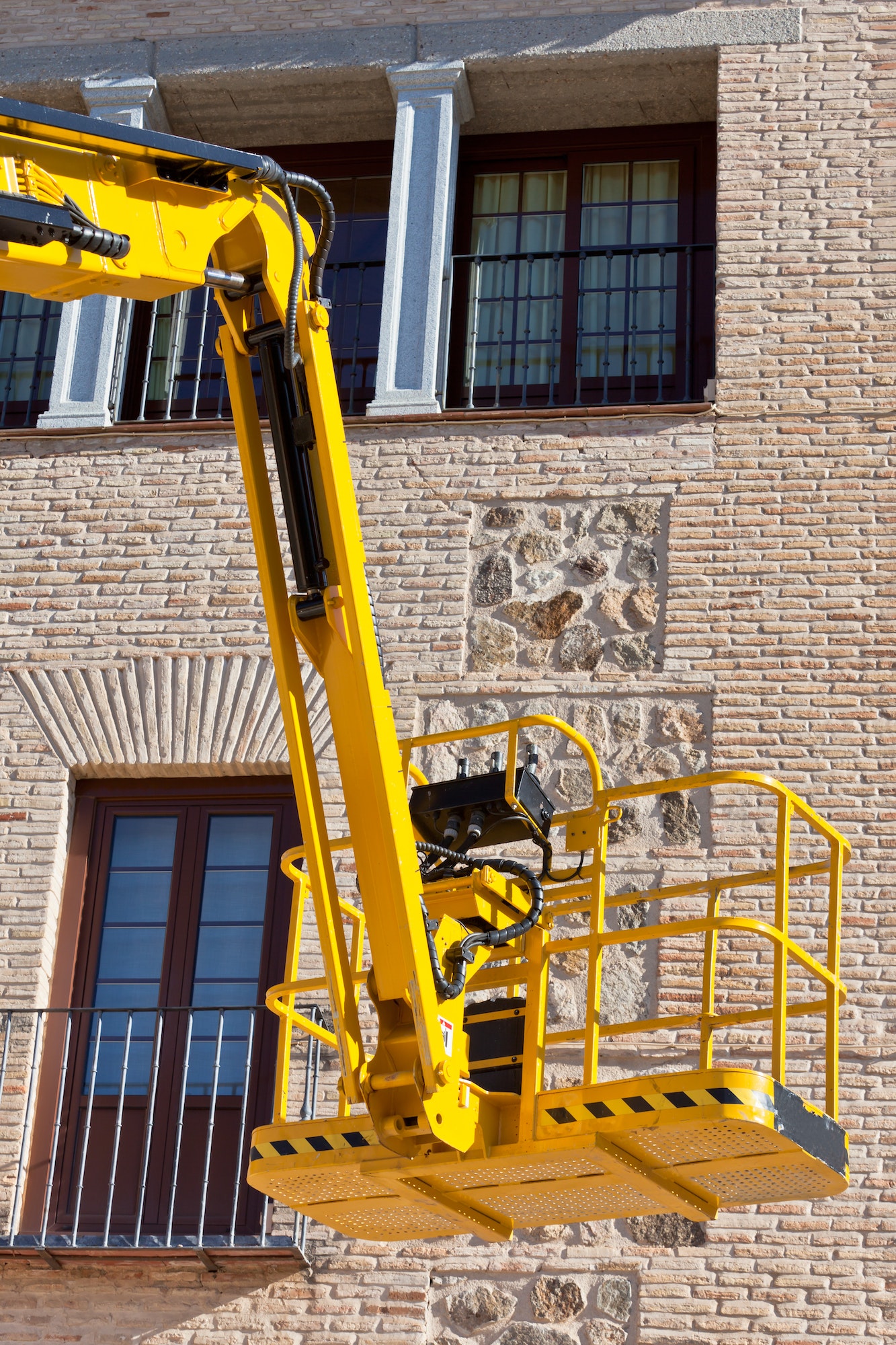 Hydraulic platform equipment against building